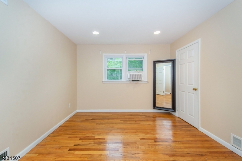 711 Bancroft Place Paramus, NJ 07652 - Photo 11 of 15