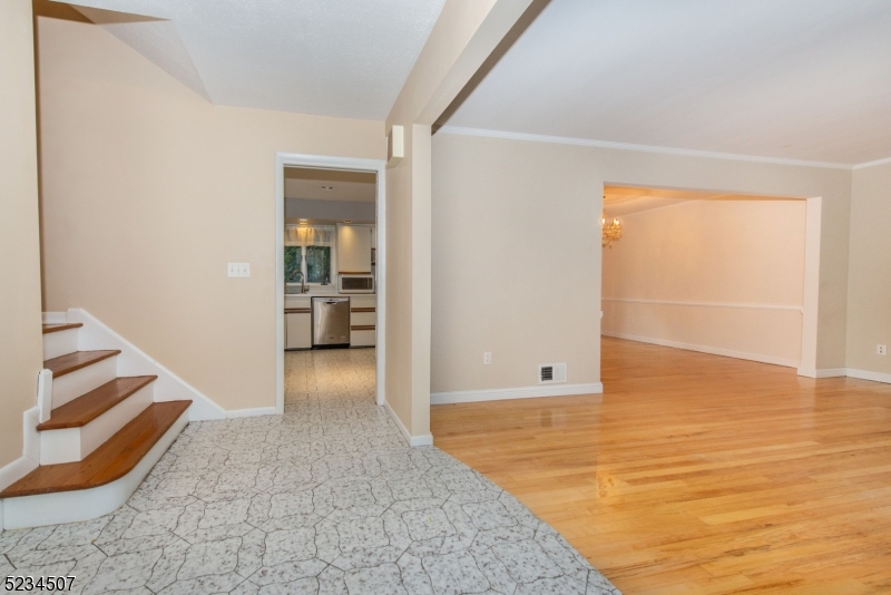 711 Bancroft Place Paramus, NJ 07652 - Photo 12 of 15