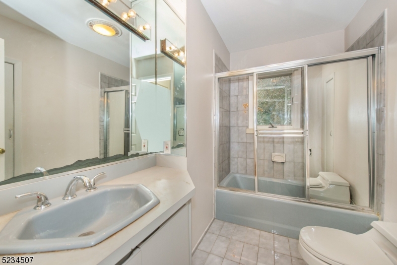 711 Bancroft Place Paramus, NJ 07652 - Photo 13 of 15