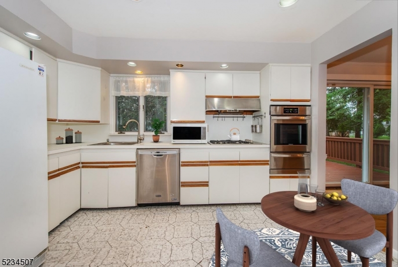 711 Bancroft Place Paramus, NJ 07652 - Photo 5 of 15