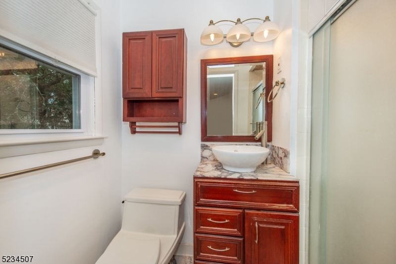 711 Bancroft Place Paramus, NJ 07652 - Photo 7 of 15