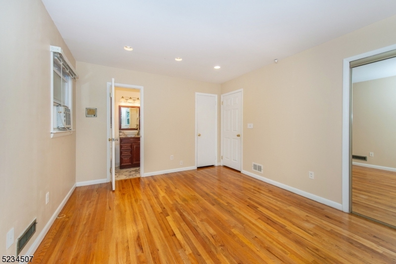 711 Bancroft Place Paramus, NJ 07652 - Photo 9 of 15