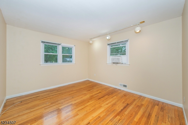 711 Bancroft Place Paramus, NJ 07652 - Photo 10 of 15