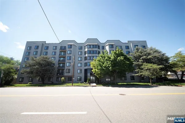 $2,095 | 115 Polifly Road, Unit 5D, Hackensack, NJ 07601