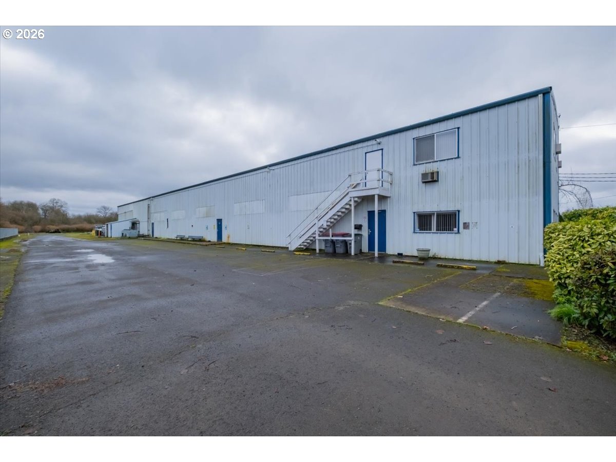23220 McKibben Road Sheridan, OR 97378 - Photo 11 of 48 a view of a garage