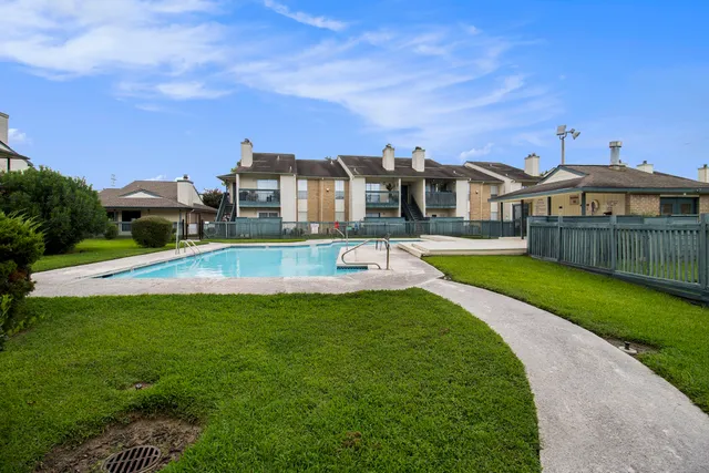 $70,000 | 250 El Dorado Boulevard, Unit 240, Webster, TX 77598