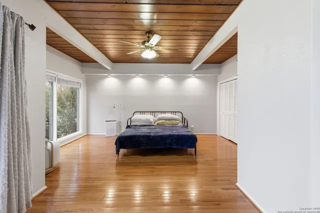a view of livingroom with furniture