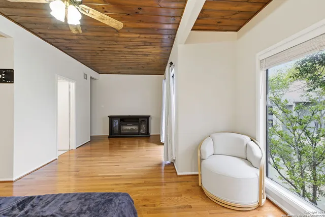 a view of livingroom with furniture