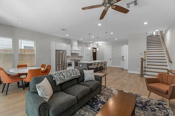 $3,300 | 11 Thorpe Lane, Spring, TX 77389