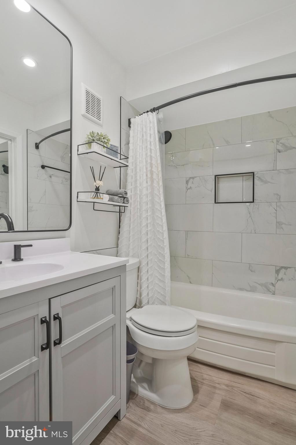 8202 Tory Road, Unit 135 Springfield, VA 22152 - Photo 30 of 63 Large Bathroom