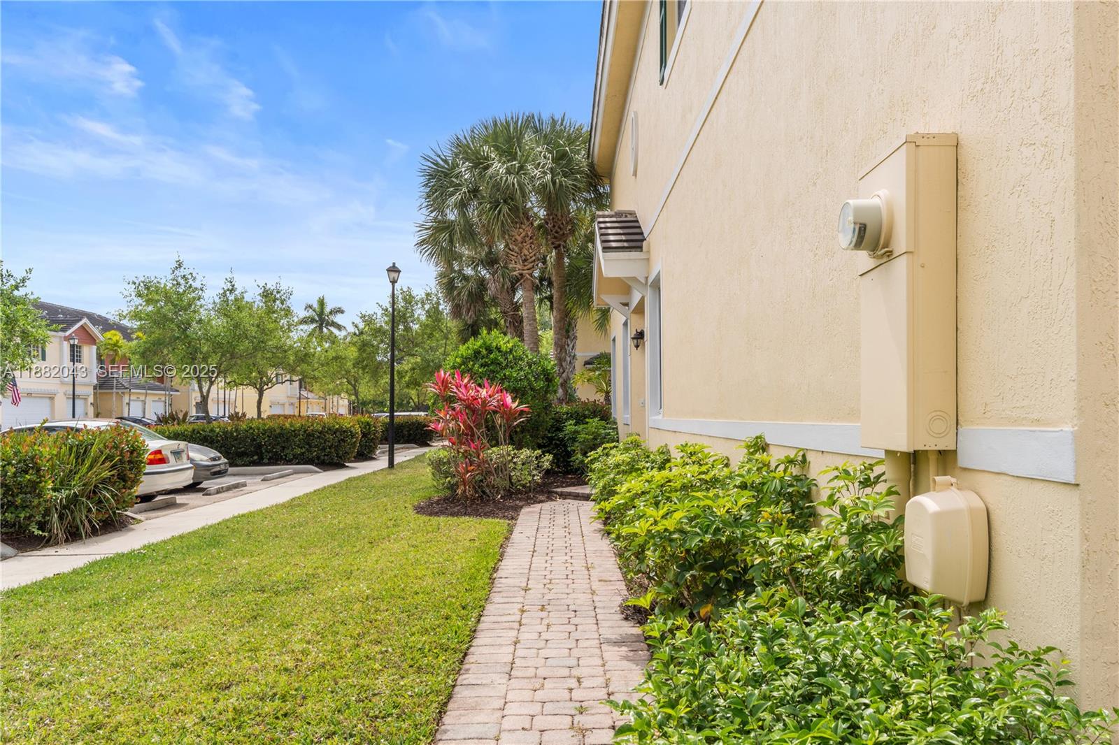 7702 Paddock Place, Unit 7702 Davie, FL 33328 - Photo 49 of 55 a view of a backyard with sitting area