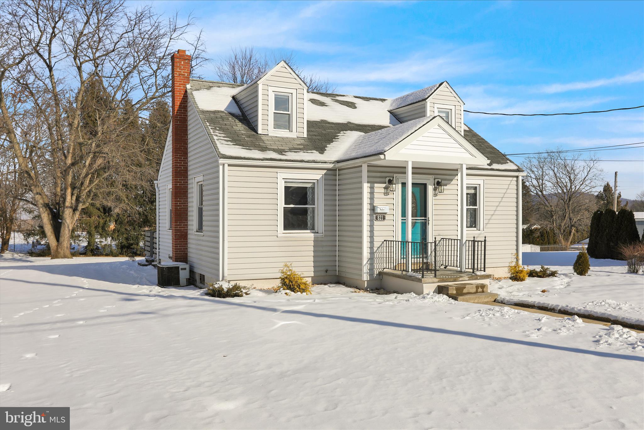 821 Bellefonte Avenue Reading, PA 19607 - Photo 2 of 37 a front view of a house with a yard