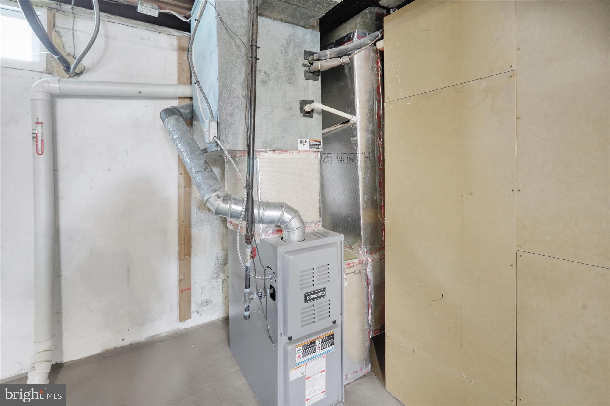 821 Bellefonte Avenue Reading, PA 19607 - Photo 21 of 37 a view of a house with a hallway