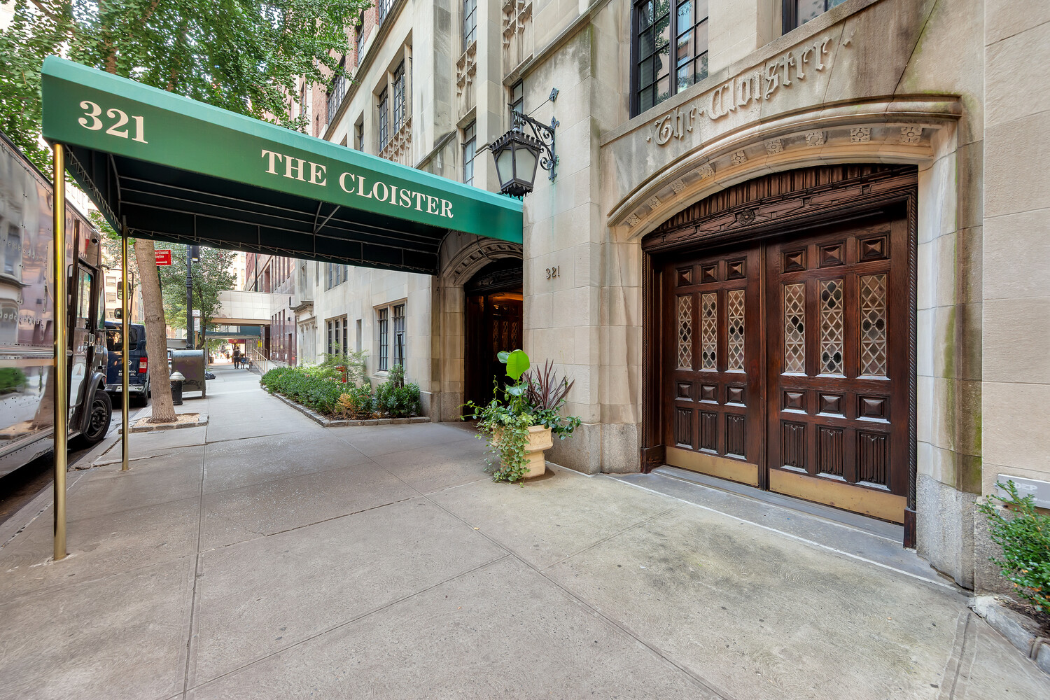 321 East 43rd Street, Unit 607 Manhattan, NY 10017 - Photo 5 of 7 a view of entryway with a building