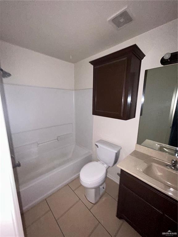 702 Jade Street, Unit B Edinburg, TX 78541 - Photo 6 of 9 a bathroom with a toilet a sink and bathtub