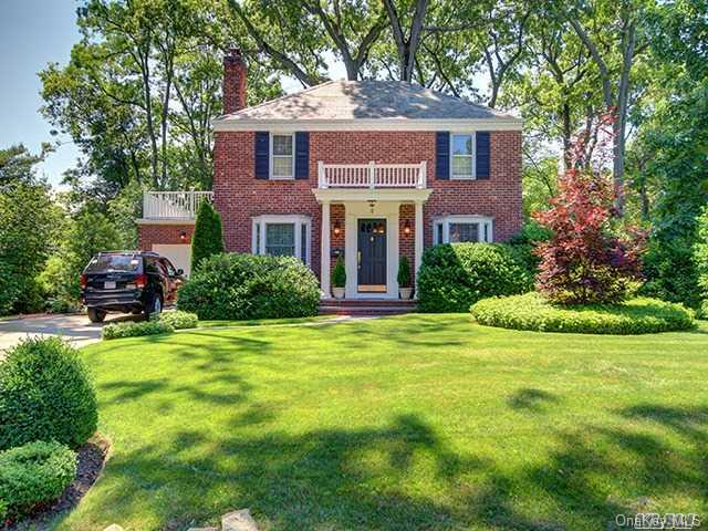 8 Bayberry Ridge Roslyn, NY 11576 - Photo 1 of 1