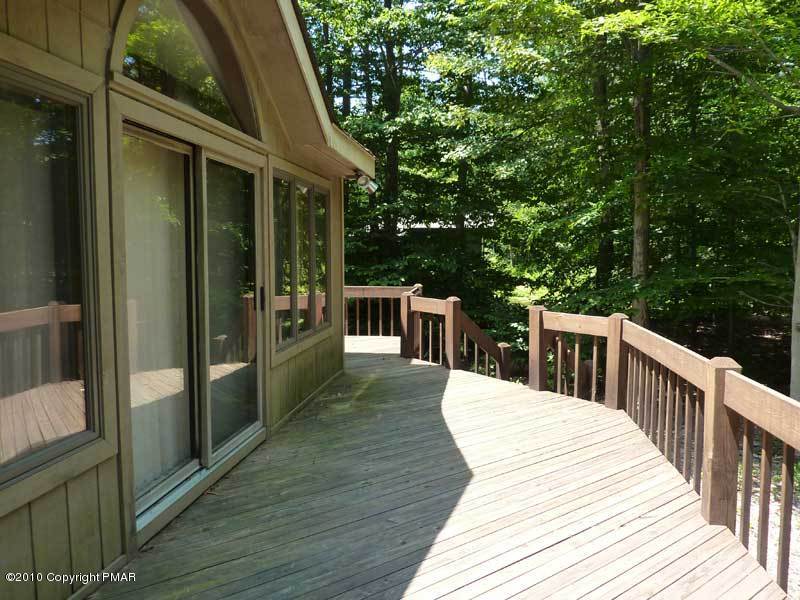 5 Aspen Road Pocono Pines, PA 18350 - Photo 18 of 19 SUN DECK
