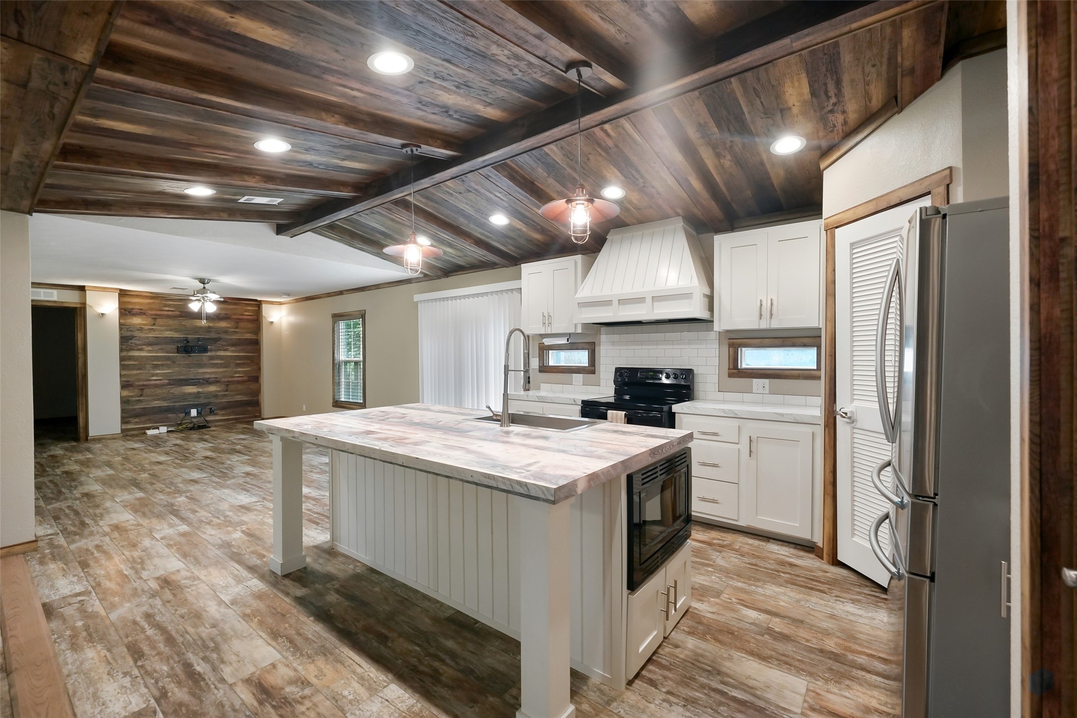 577 Winding River Road South Oakhurst, TX 77359 - Photo 6 of 44