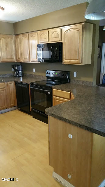 9494 Joncie Road Biloxi, MS 39532 - Photo 13 of 30 KITCHEN W ISLAND BAR