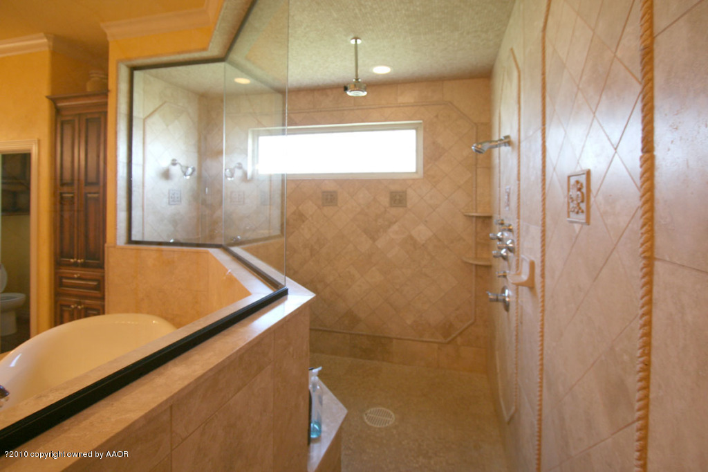 9000 Blackhawk Road Amarillo, TX 79119 - Photo 19 of 39 a bathroom with a tub