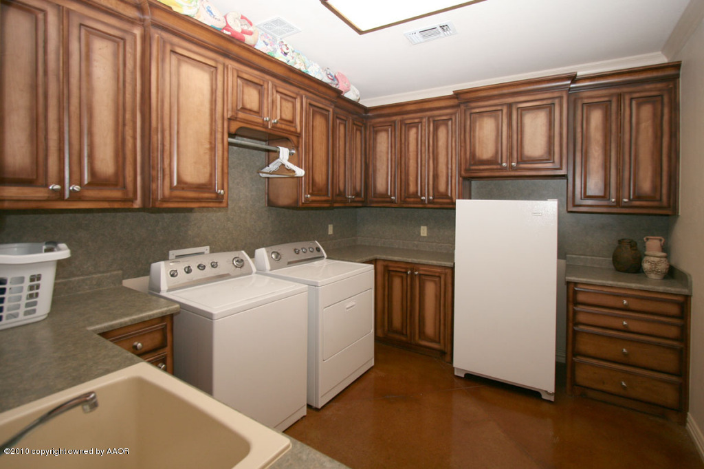 9000 Blackhawk Road Amarillo, TX 79119 - Photo 28 of 39 a utility room with dryer and washer