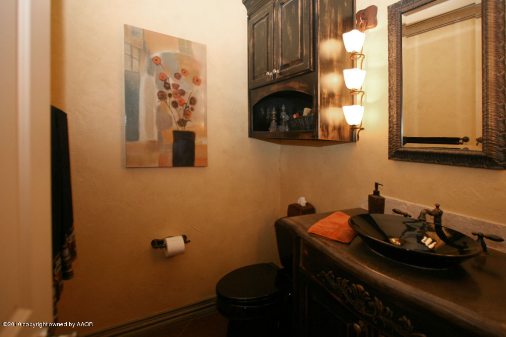 9000 Blackhawk Road Amarillo, TX 79119 - Photo 29 of 39 a bathroom with a sink and a mirror