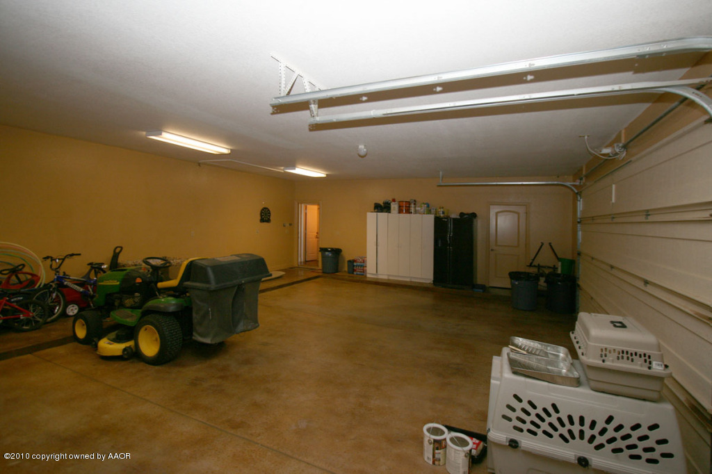 9000 Blackhawk Road Amarillo, TX 79119 - Photo 32 of 39 a living room with furniture