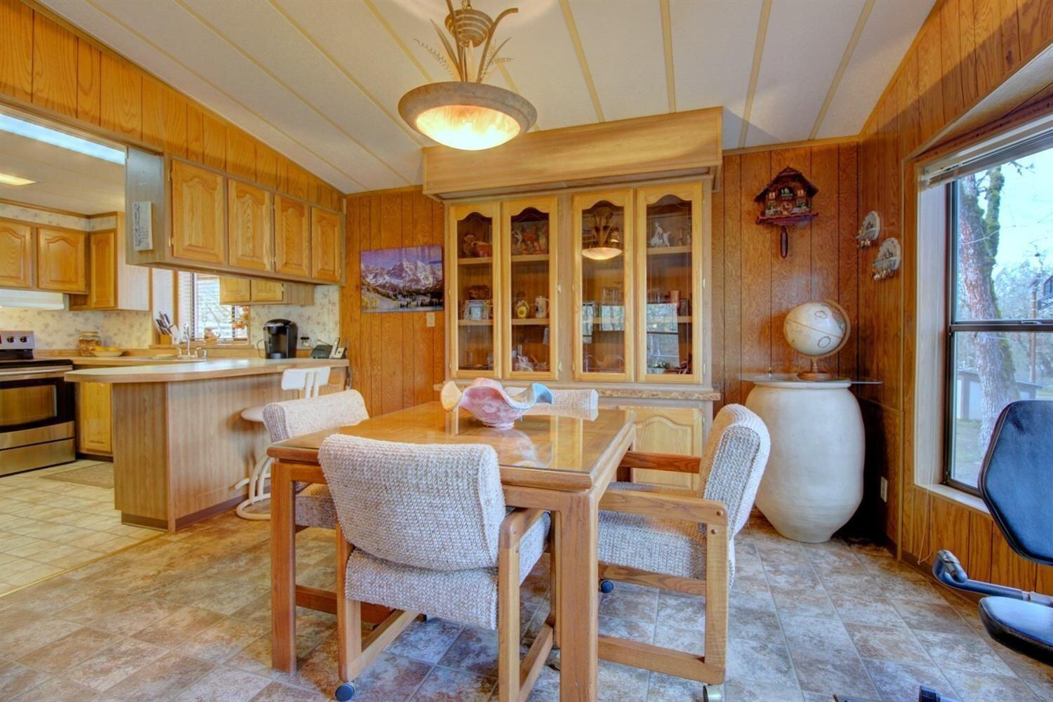 5723 Old Stage Road Central Point, OR 97502 - Photo 10 of 24 21