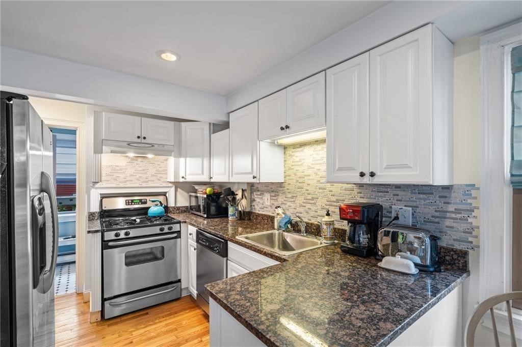 7 Bacheller Street Newport, RI 02840 - Photo 12 of 32