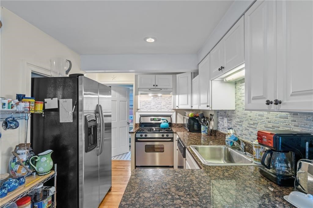 7 Bacheller Street Newport, RI 02840 - Photo 13 of 32