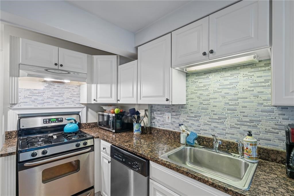7 Bacheller Street Newport, RI 02840 - Photo 14 of 32