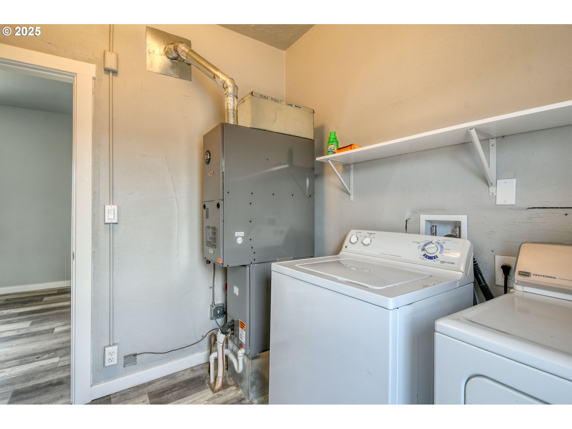1408 Southwest Frazer Avenue Pendleton, OR 97801 - Photo 17 of 24 a utility room with dryer and washer