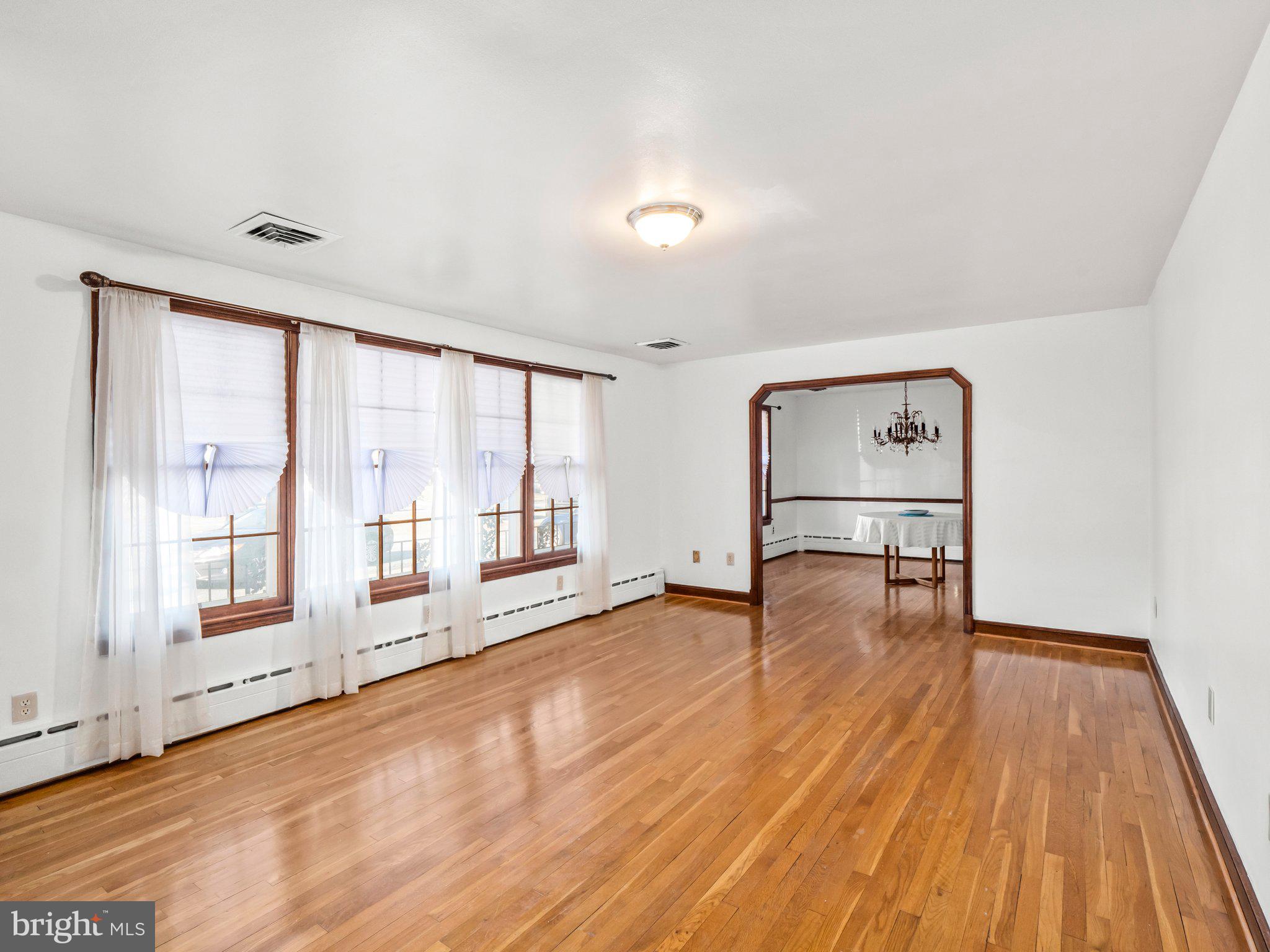 7708 Bock Road Fort Washington, MD 20744 - Photo 24 of 29 Bright Living Room