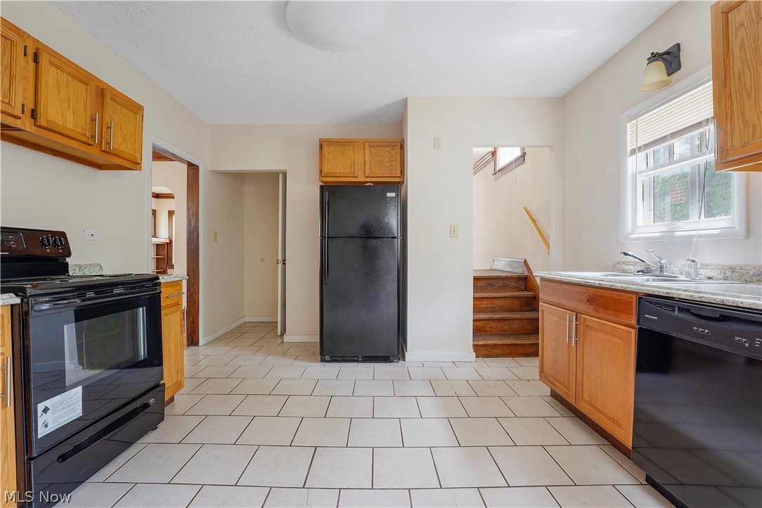 1052 Oxford Road Cleveland, OH 44121 - Photo 2 of 22 Gallery Image 2