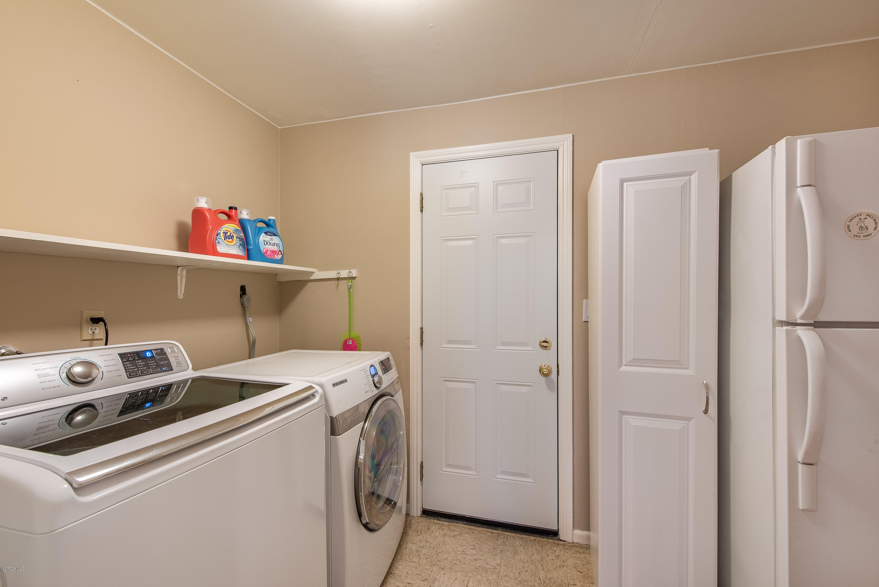 1189 Roldan Avenue Simi Valley, CA 93065 - Photo 14 of 23 1189 Roldan Ave Simi Valley-15