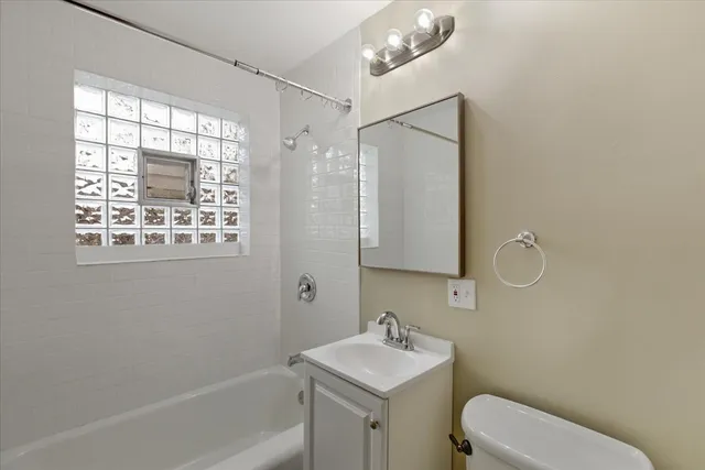 $1,300 | 337 Custer Avenue, Unit 2W, Evanston, IL 60202