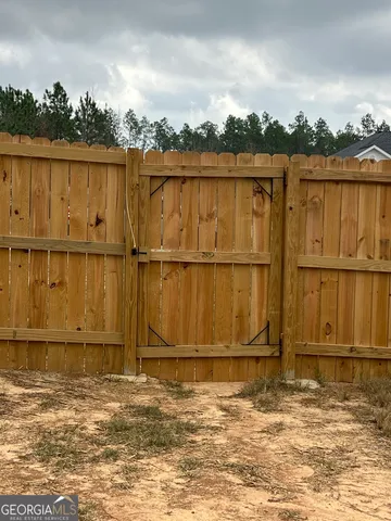 a view of a backyard