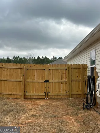 a view of a backyard