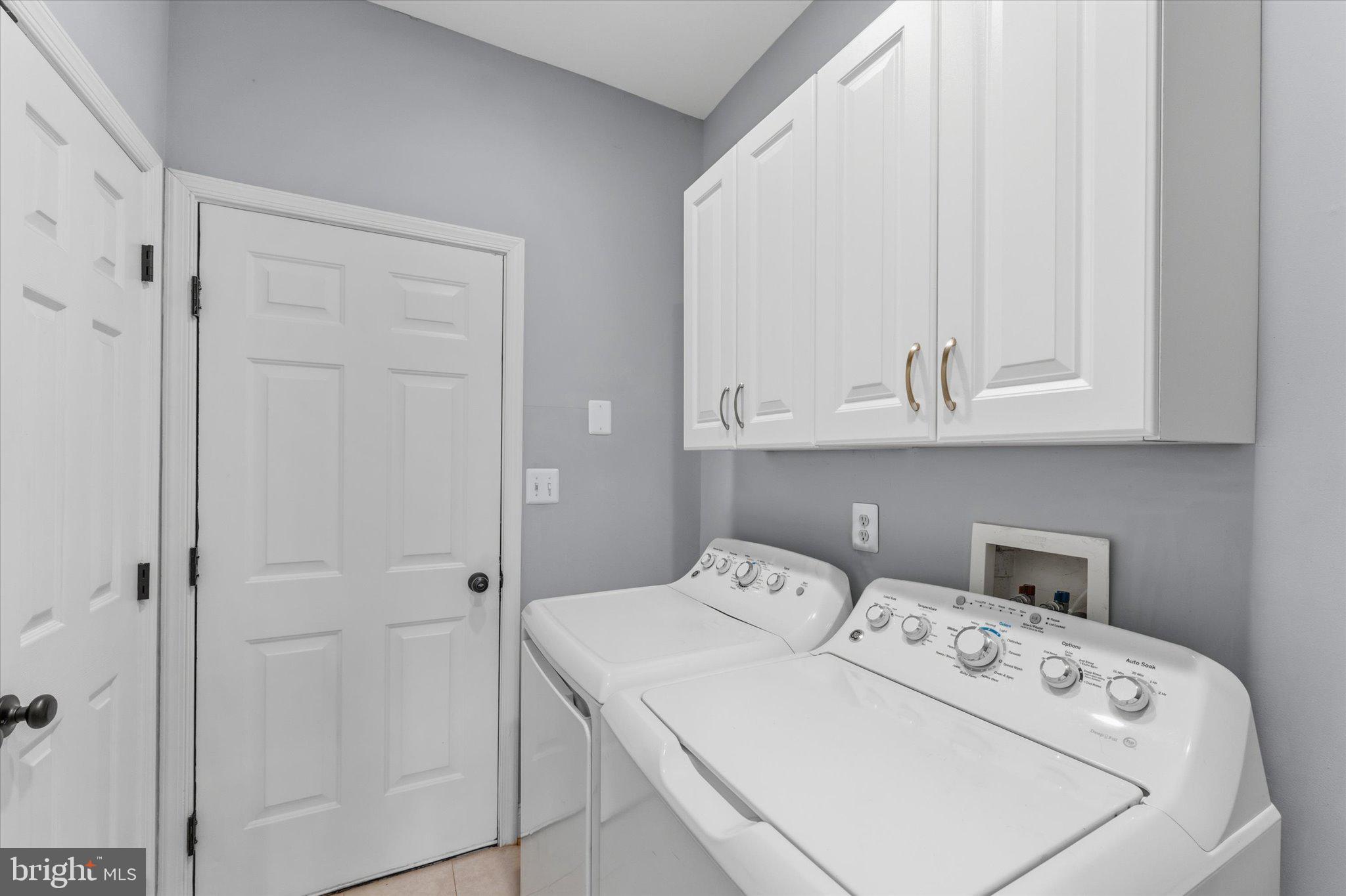 6817 Derby Run Way Gainesville, VA 20155 - Photo 25 of 35 laundry room