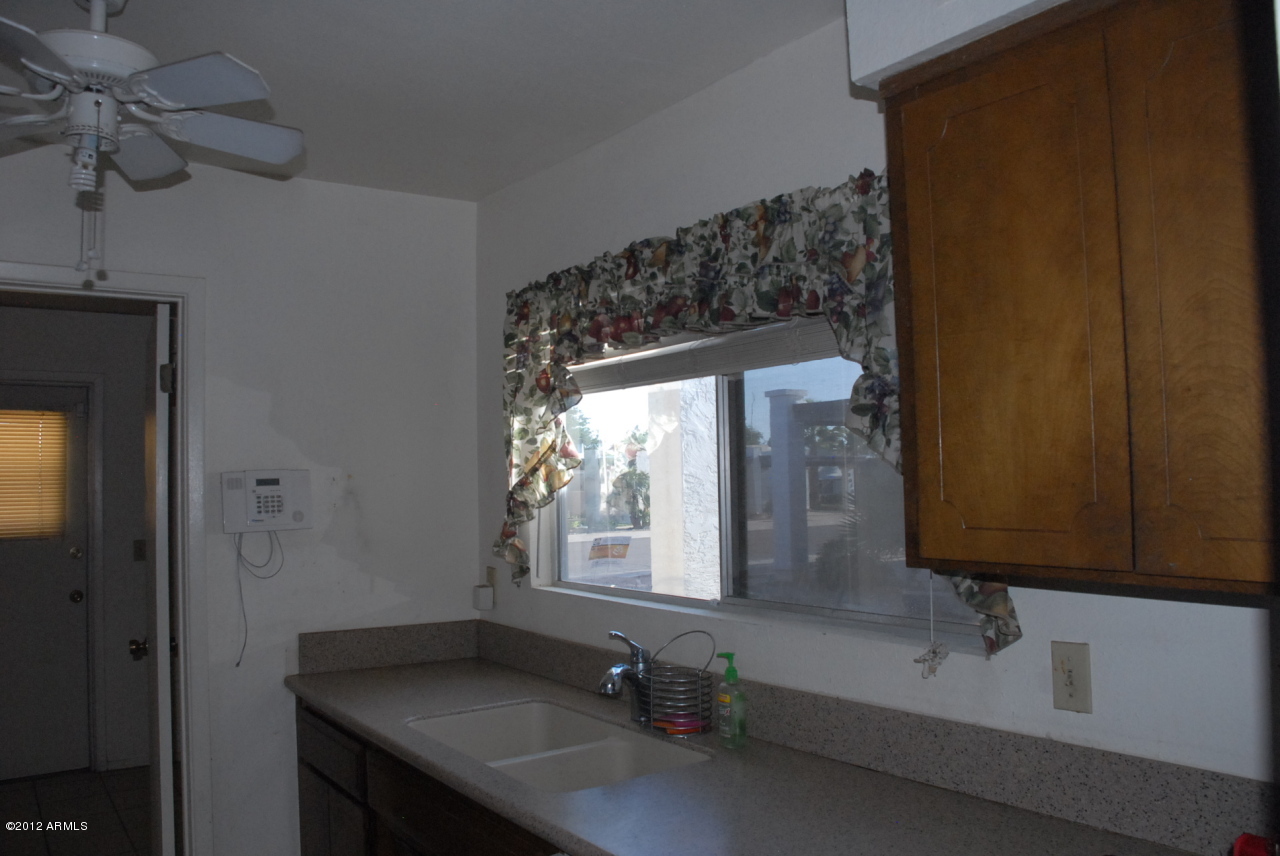 3008 West Redfield Road Phoenix, AZ 85053 - Photo 9 of 29 Nice Kitchen window