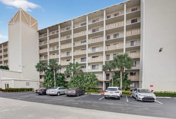 $2,300 | 14475 Strathmore Lane, Unit 808, Delray Beach, FL 33446