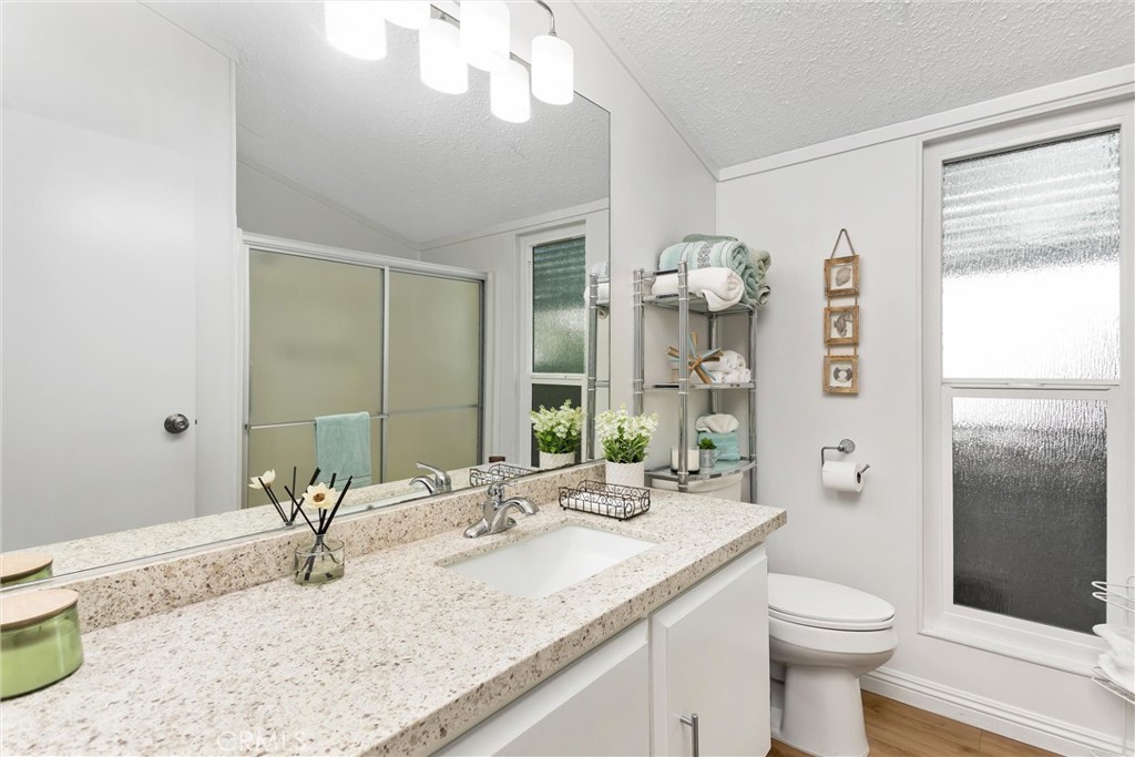 40795 Laredo Trail Cherry Valley, CA 92223 - Photo 23 of 51 Hallway bathroom