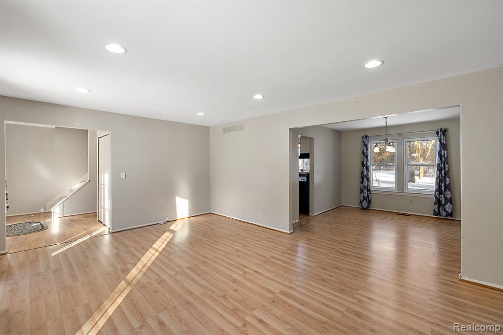 28696 Roxbury Street Farmington Hills, MI 48331 - Photo 9 of 55