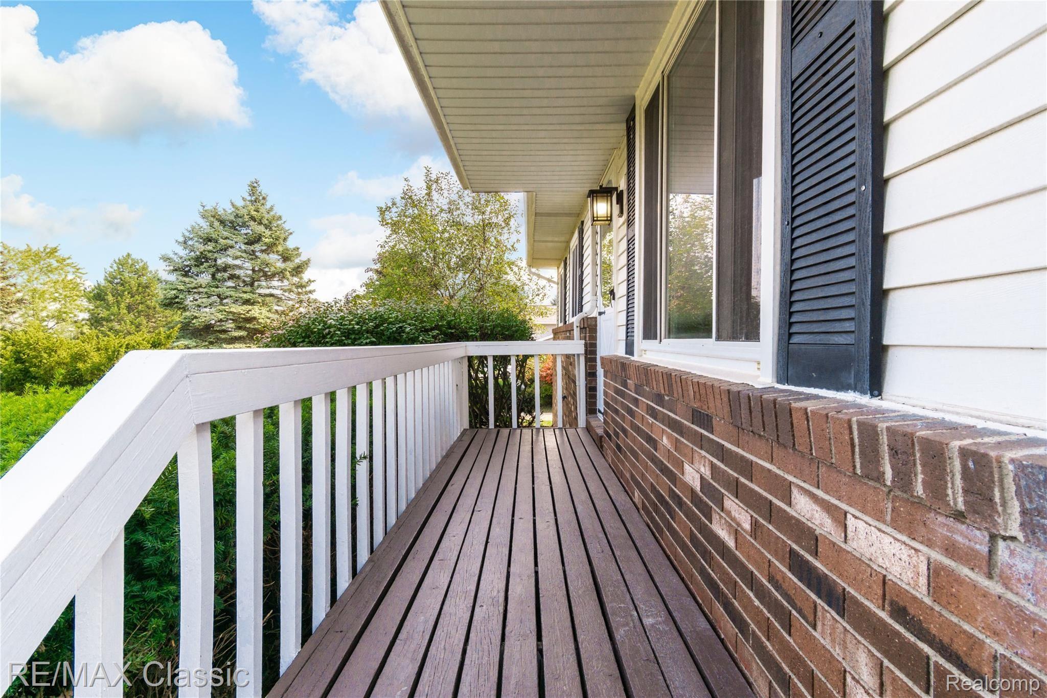 9560 Ridge Top Trail Clarkston, MI 48348 - Photo 4 of 40 Exteriors (4 of 11).jpg