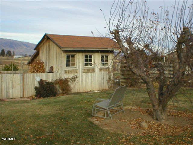 211 Sharp Road Tieton, WA 98947 - Photo 12 of 14 a view of backyard of house