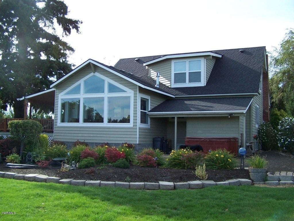 211 Sharp Road Tieton, WA 98947 - Photo 14 of 14 a front view of a house with a garden