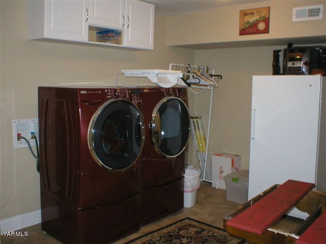 211 Sharp Road Tieton, WA 98947 - Photo 6 of 14 a utility room with dryer and washer