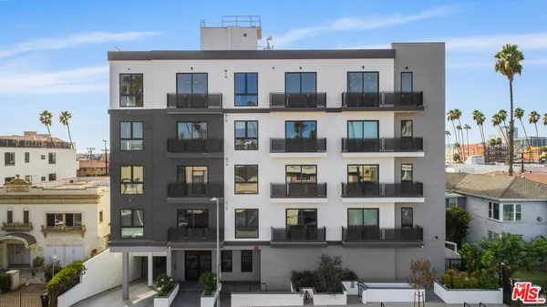 $3,200 | 927 Fedora Street, Unit 301, Los Angeles, CA 90006
