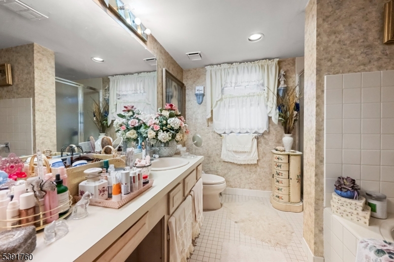 95 Quartz Lane Paterson, NJ 07501 - Photo 11 of 13 a very nice looking room with a large window