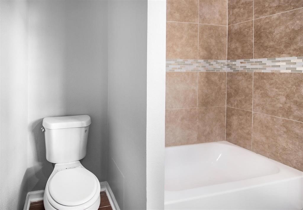 22603 Pine Mist Lane Spring, TX 77373 - Photo 20 of 26 a bathroom with a toilet and a bathtub